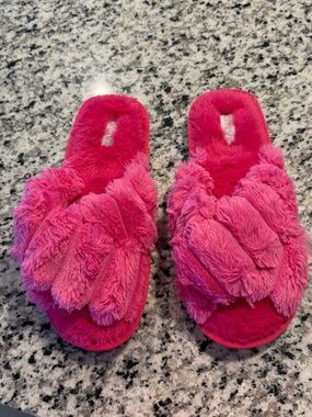 Women's Plush Slide Slippers - Hot Pink. New in a package, no tag